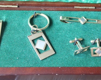 VINTAGE Gold Complete Men's Jewelry Set, Key Chain+ + Cufflinks+ Tie Bar Clasp+ Money Clip Original Box
