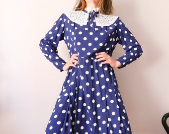 Vintage true 70s polka dot blue roomy dress boxy cut straight cut rockabilly aesthetics tailored handmade with lace collar size M