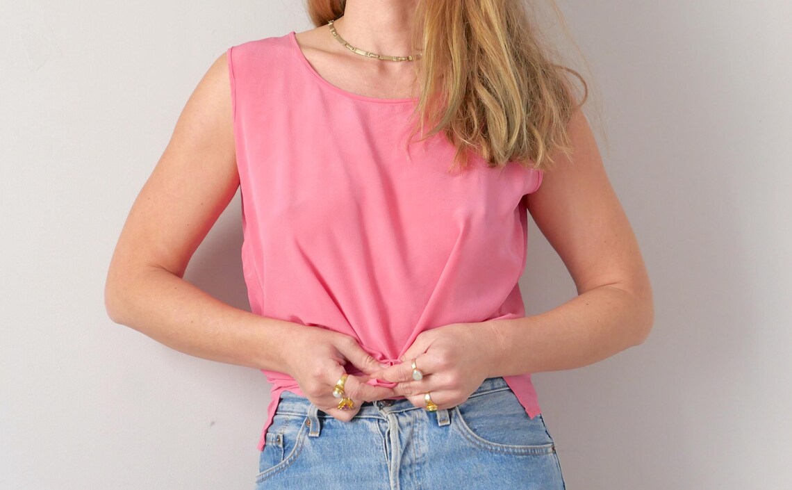 Vintage Pink Silk Tank Top: Minimalist Sleeveless Shirt, Size M, foto 3 di 5