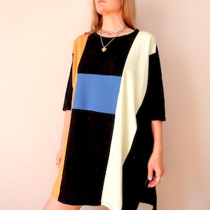 Vestito lungo vintage avantgarde con stampa a blocchi di colore, design unico, maglietta a righe a blocchi, nero, minimalista, oversize, in cotone, taglia unica S/XL