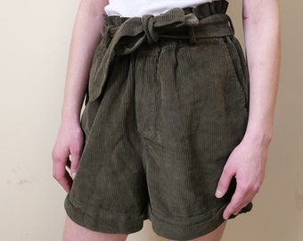 Vintage grüne Cord-Shorts mit hohem Bund, olivgrüne Papiertüte, 90er-Jahre-Stil, Boho-Capsule-Basic-Hose mit Gürtel, Größe M/L