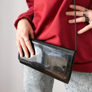 vintage cross body noir brillant années 80 90 vrais essentiels vintage noir esthétique minimaliste avant-garde laqué sac unisexe avec miroir