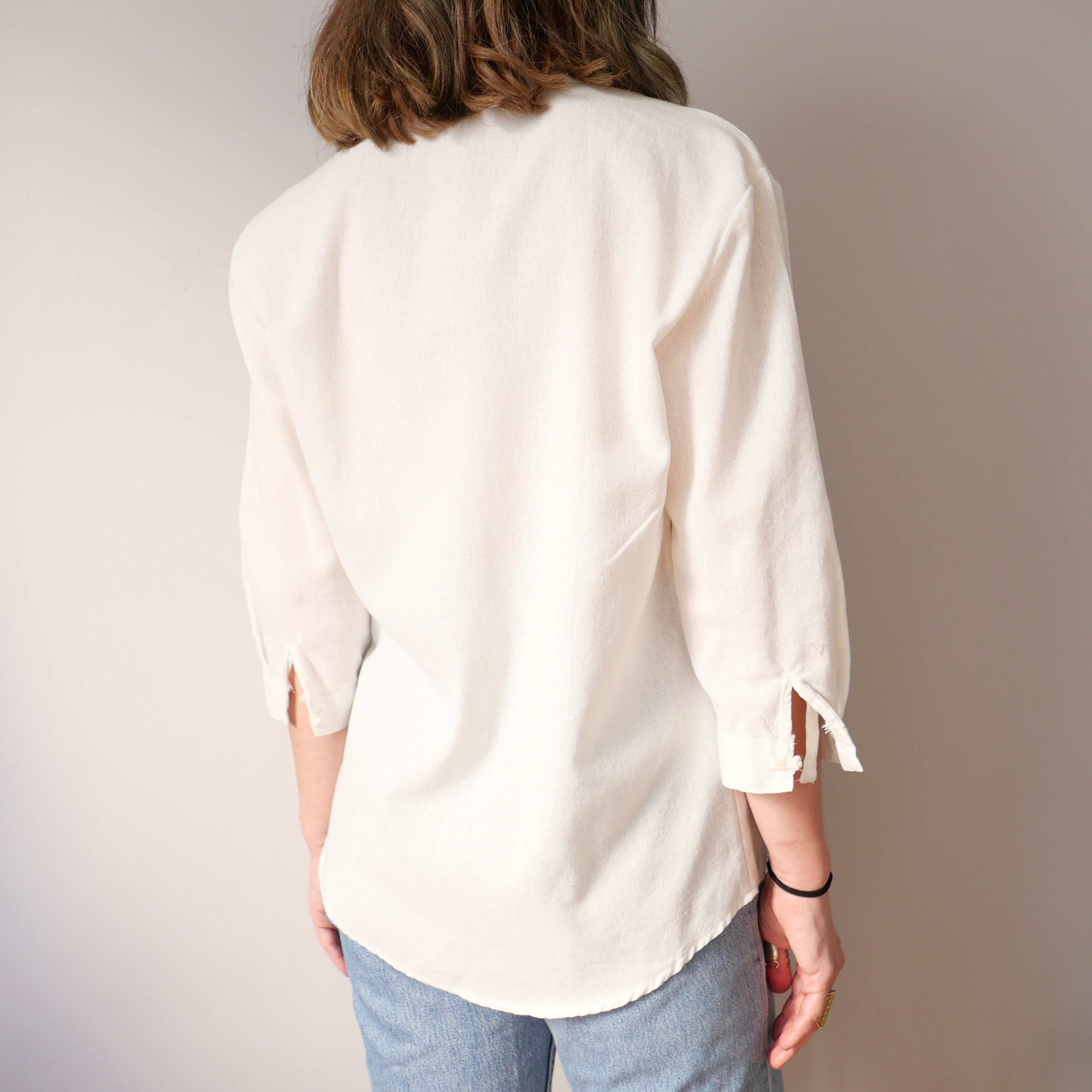 Chemise Ancienne En Lin Blanc Cassé - Boutonnage Sur Le Côté, Style Folklore - Occasion (petite Trace)