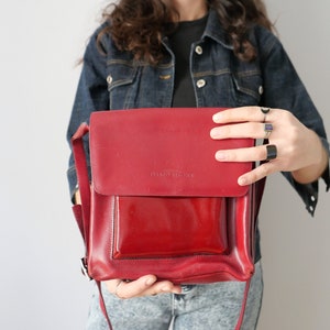 Sac à bandoulière carré moyen rouge vintage des années 90 en similicuir avec détails laqués sac basique minimaliste unisexe avec bouton aimanté pour fermer