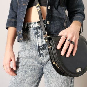 vintage crossbody demi-cercle forme noir années 80 90 faux cuir épaule essentiels sac à main minimaliste noir avec matériel de teinte or unique