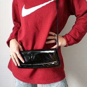 vintage noir brillant pochette cross body années 80 90 vrais essentiels vintage noir esthétique minimaliste avant-garde laqué sac unisexe