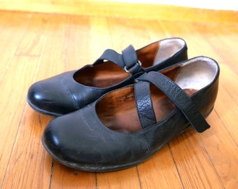 Vintage Mary Jane black leather capsule basic timeless inside leather shoes cute velcro zig zag closure cottage EU size 40 labelled 5 1/2