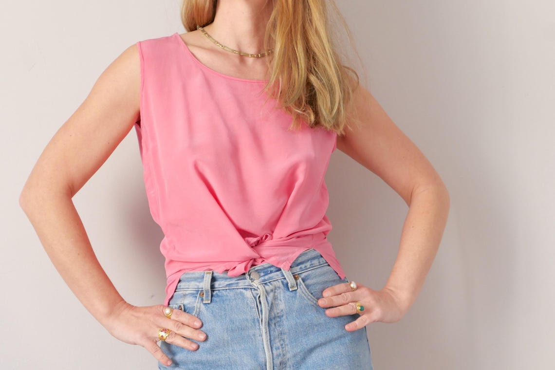 Vintage Pink Silk Tank Top: Minimalist Sleeveless Shirt, Size M, foto 1 di 5