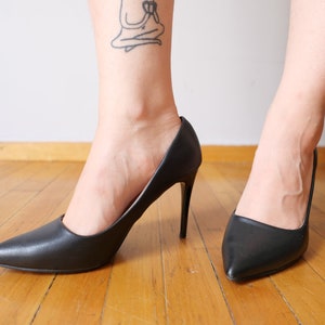 Vintage minimalist matt black basic pumps classic black faux leather 90s vibes capsule shoe wardrobe size 36