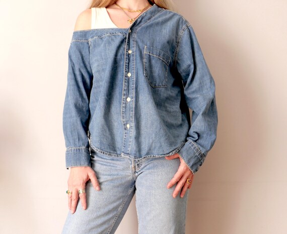 Camisa jeans Zara: blusa assimétrica com botões e estampa de