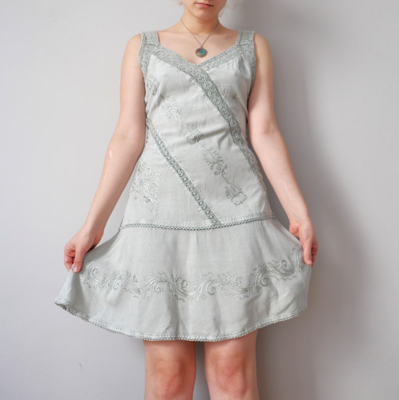 Vintage silver rush 1920s style y2k light floral grey flare boho lace dress asymmetrical look size S/M image 8