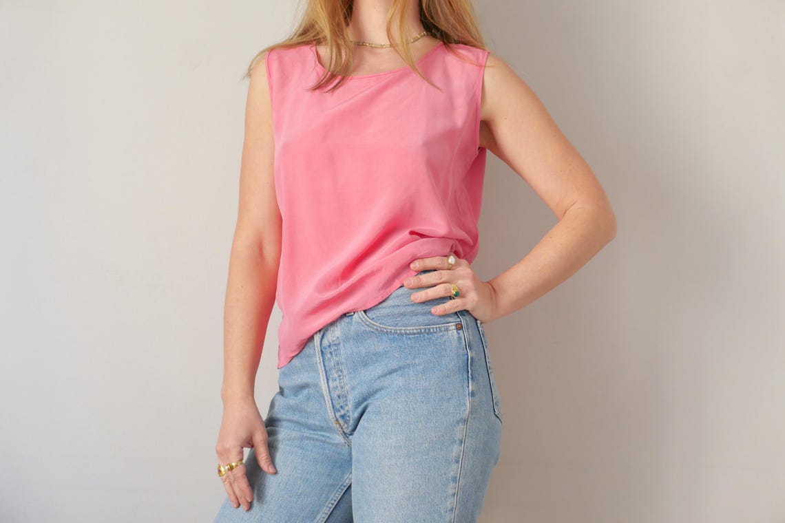 Vintage Pink Silk Tank Top: Minimalist Sleeveless Shirt, Size M, foto 4 di 5