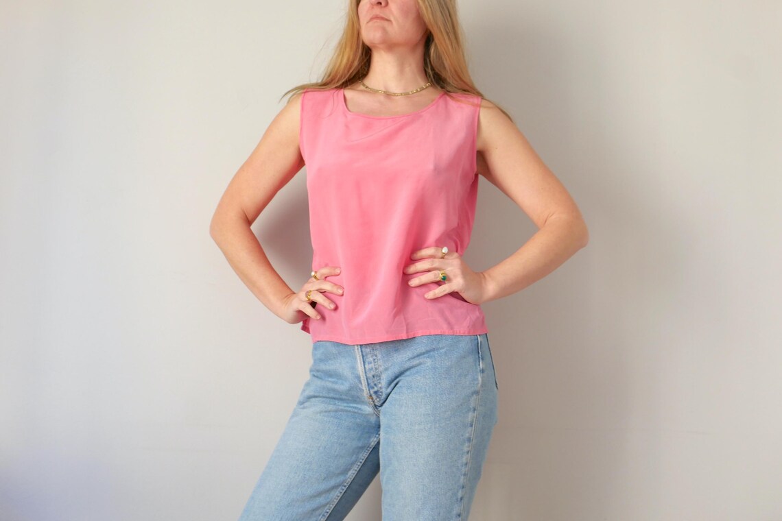 Vintage Pink Silk Tank Top: Minimalist Sleeveless Shirt, Size M, foto 2 di 5