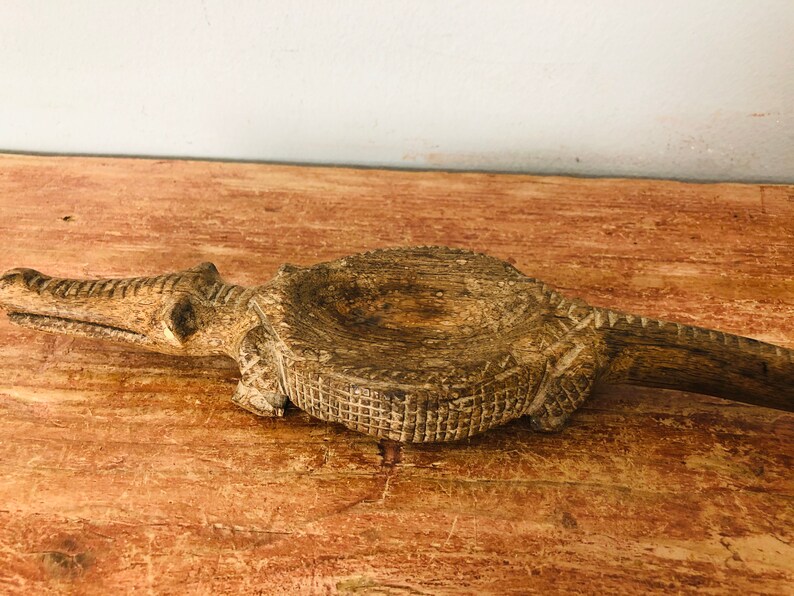 Collectable storage Vintage wooden carved crocodile shaped trinket storage ring holding dish tray with bone cut eyes 86
