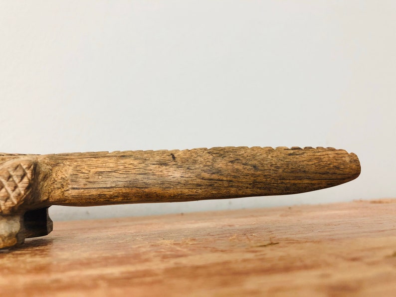 Collectable storage Vintage wooden carved crocodile shaped trinket storage ring holding dish tray with bone cut eyes 86