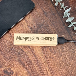 Cargador portátil del Día de las Madres - Madera grabada "Mummy's in Charge" personalizada