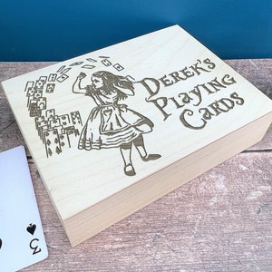 Caja de naipes de madera personalizada de Alicia en el País de las Maravillas - Regalo - Póker - Blackjack - Juegos - Paquete doble