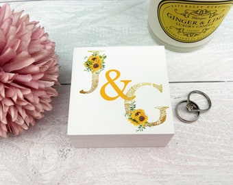 Girasol monogramas doble anillo blanco presentador caja boda regalo personalizado