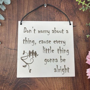 Drewniana grawerowana tabliczka z napisem Little Birds Boba Marleya. Tekst piosenki - Don't Worry - Positivity - tabliczka ścienna.