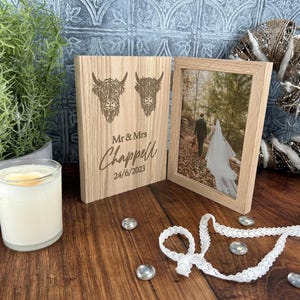 Mr & Mrs Highland Cow デザインのパーソナライズギフト フォトフレーム 結婚式 - 記念日 - 婚約 - バレンタイン - 友人 - 幸せなカップル - オーク。