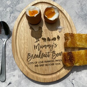 Tabla de desayuno para el Día de la Madre de Wee Chicks, regalo personalizado con forma de huevo para mamá. imagen 2