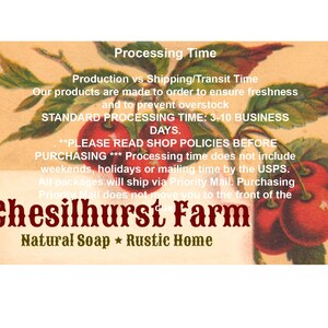 K&ouml;nnte beinhalten: Eine Illustration im Vintage-Stil mit roten Kirschen an einem Zweig mit gr&uuml;nen Bl&auml;ttern. Der Text "Chesilhurst Farm" ist in roten und braunen Buchstaben unter den Kirschen geschrieben. Der Text "Natural Soap * Rustic Home" ist in braunen Buchstaben unter dem Namen der Farm geschrieben.