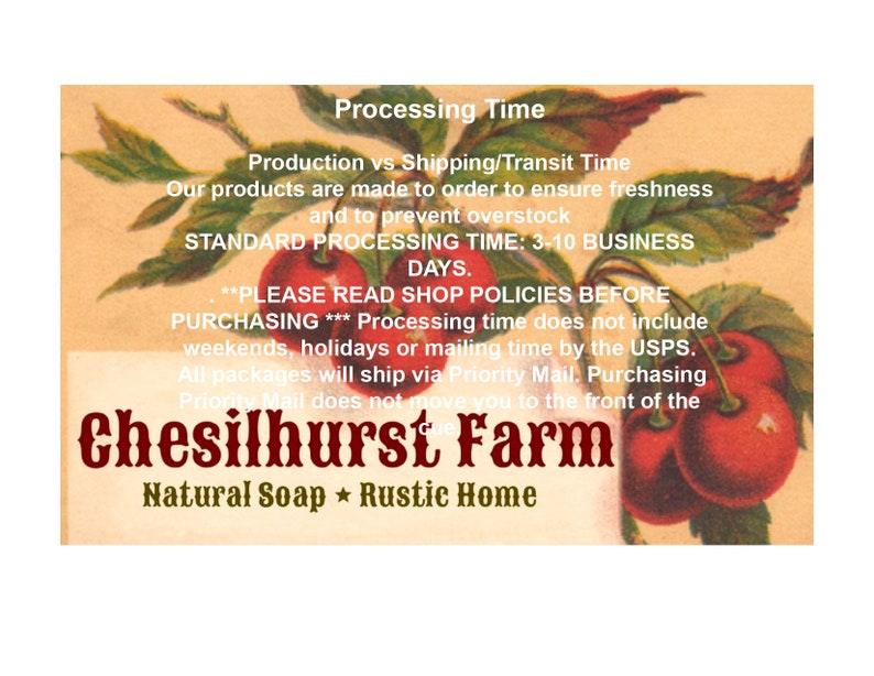 K&ouml;nnte beinhalten: Eine Illustration im Vintage-Stil mit roten Kirschen an einem Zweig mit gr&uuml;nen Bl&auml;ttern. Der Text "Chesilhurst Farm" ist in roten und braunen Buchstaben unter den Kirschen geschrieben. Der Text "Natural Soap * Rustic Home" ist in braunen Buchstaben unter dem Namen der Farm geschrieben.