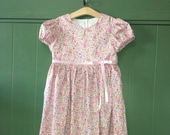 Op voorraad 7/8 Ashleigh's roze gebloemde jurk maten 7/8 jaar Meisjes jurk met korte mouwen Meisjes jurken Kleine meisjeskleding Peuter picknickoutfit
