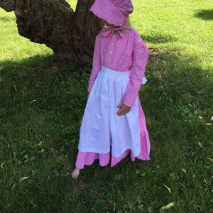 Auf Lager Lauran&#39;s Prairie Outfit Größen 3T-16 w / Passende Mütze und Schürze Kleines Haus auf den historischen Kostümen Prairie Girl Versand bereit
