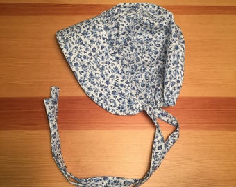 Bonnet prairie bleu et calicot blanc pour bébé/fille Bonnet bébé/fille pionnière en calicot bleu, reconstitution de fille, bonnet solaire La petite maison dans la prairie
