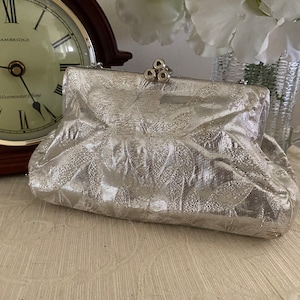 1950&#39;s Vintage PRESTIGE Silver and White Hand Bag....