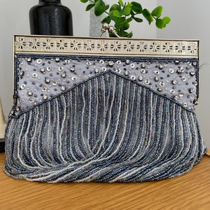 Bolso de mano/clutch con cuentas plateadas y azules.... Cierre de beso.