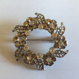 Vintage Silver Tone Flower Wreath Brooch...
