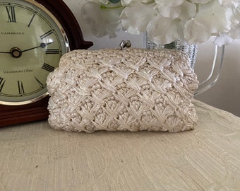 Off White 1950's Raffia Clutch.... Kiss Lock