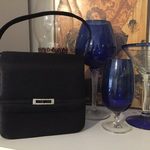 Schwarze Satin Umhängetasche/Handtasche ....