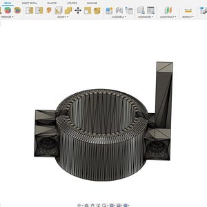 Può includere: Modello 3D di un componente meccanico, reso in stile wireframe. Il componente presenta una sezione centrale cilindrica, due sporgenze rettangolari e un supporto rettangolare verticale. Il modello è visualizzato su sfondo bianco.