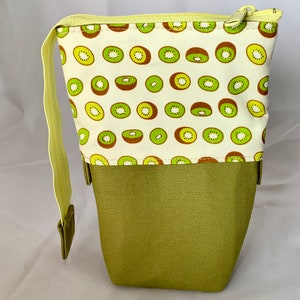 So clever! Cute kiwi print sliding standing pen pouch.  Keep your writing tools close at hand, even on the go!