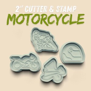 Peut inclure: Quatre emporte-pièces et tampons sur le thème de la moto, de couleur bleu clair. L'ensemble comprend une moto, un pilote, un casque et un circuit. Le texte "2" Cutter & Stamp MOTORCYCLE" est en haut.
