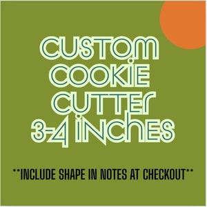 Puede incluir: Imagen cuadrada sobre un fondo verde con el texto "CUSTOM COOKIE CUTTER 7.6-10.2 CM" en una fuente retro. Un círculo naranja está en la esquina superior derecha. El texto "INCLUDE SHAPE IN NOTES AT CHECKOUT" está en la parte inferior.