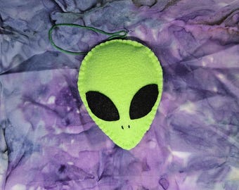 alien head ornament hanging decoration, Halloween, area 51, ornament, flying saucer, Halloween , funny gift, UFO, rearview mirror decoration