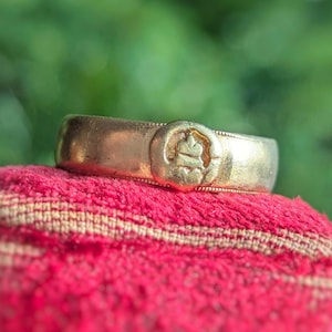 Vintage 1940s Art Carved 14k Gold Claddagh Ring Band with Inscription Size