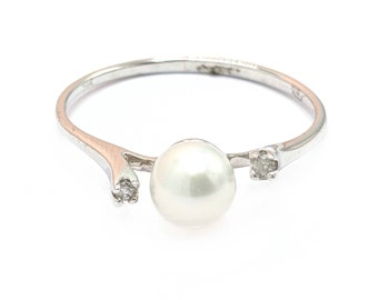 14k White Gold Pearl and Diamond Pretty Estate Ring Size 7.25 (#06252)