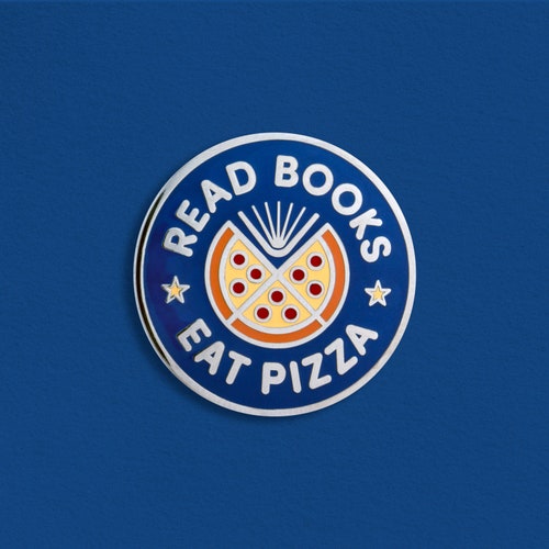 Lisez des livres, mangez une pizza, épingle en émail