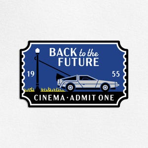 Puede incluir: Una pegatina rectangular con bordes festoneados, fondo azul, un coche deportivo plateado, una farola negra y llamas amarillas. El texto dice BACK to the FUTURE, 19, 55 y CINEMA ADMIT ONE en letras blancas y negras.