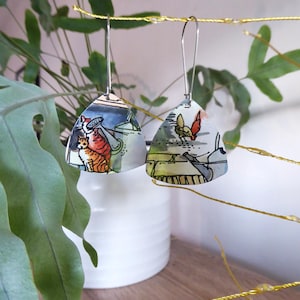 Örhängen i återvunnet tenn, design med 'Potting Shed' på örhängen i rostfritt stål