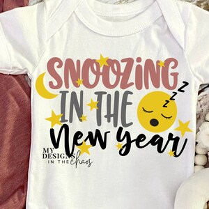 Año Nuevo SVG archivo de corte niño niña niña año nuevo diseño de camisa corte archivo silueta cameo corte archivo cricut dormitando en el nuevo año