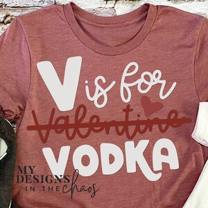 V è per Vodka San Valentino file di taglio SVG per Silhouette e Cricut, camicia di San Valentino in formato SVG, San Valentino in formato SVG, divertente San Valentino in formato SVG