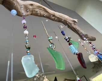 Carillons éoliens et solaires avec perles de verre de plage colorées et bois flotté