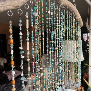 Fensterdeko Mobile mit Perlmutt-Türkis Muscheln, Muscheln, Kokosperlen, Knochenperlen, Süßwasserperle und Treibholz