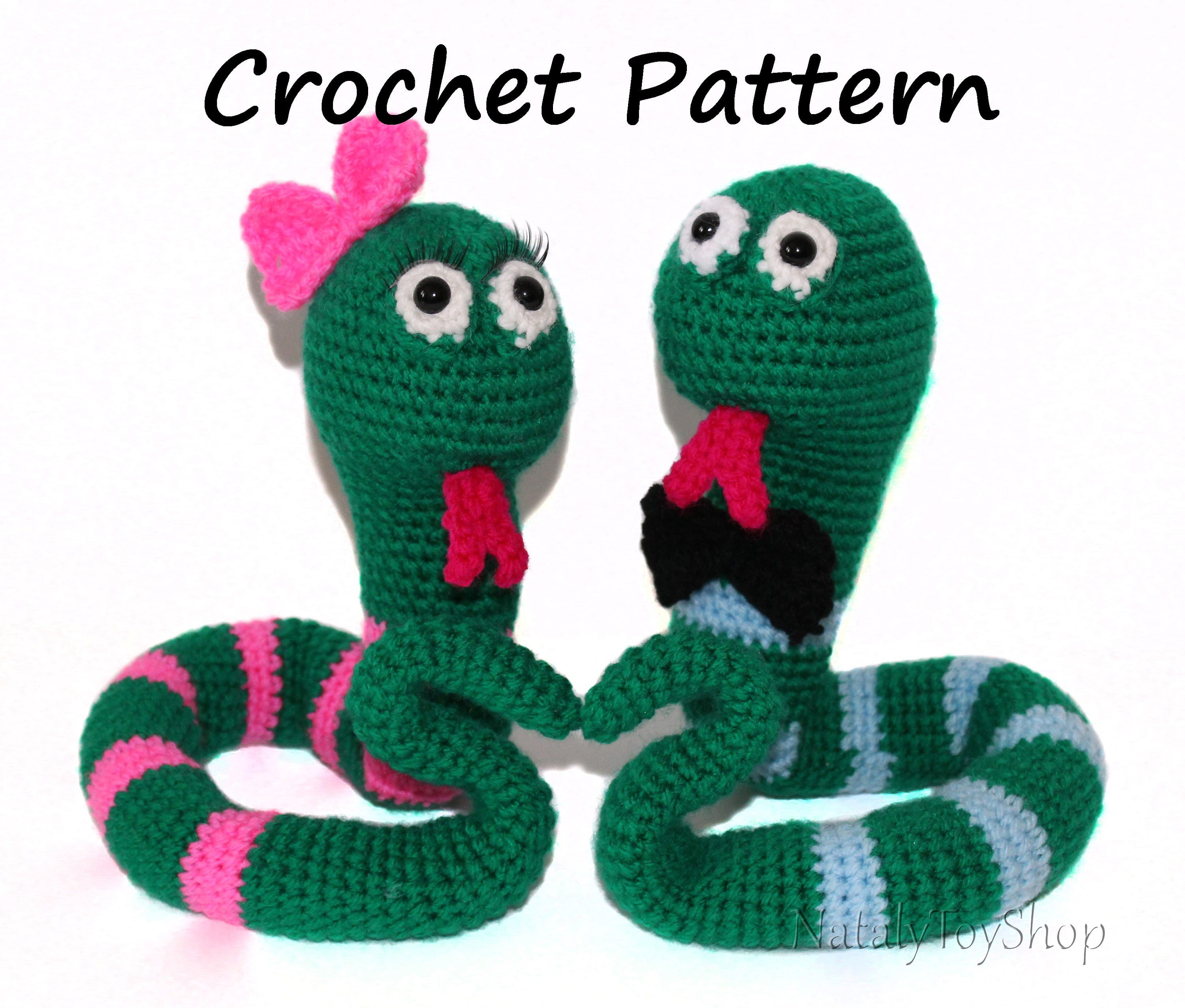 Змейки амигуруми схемы. Вязаные змеи крючком. Связать змею крючком. Змея вязаная крючком большая. Змея крючком цена.